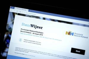 Miljoenen mensen gebruiken voor verkiezingen de StemWijzer. Andere kieshulpen zijn Kieskompas, MijnStem en Kieswijzer. beeld ANP, Remko de Waal