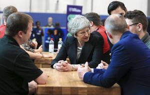 De Engelse kiezer kan in de gemeenteraadsverkiezingen afrekenen met de nationale regering. Foto: premier May op campagne.  beeld AFP, Peter Byrne