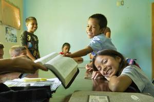 Bijbelclub voor kinderen in de gereformeerde kerk van Maracay. beeld Jaco Klamer