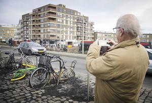Schoonmaakwerkzaamheden na de verzengende vonkenregen die tijdens oudjaar neerdaalde in Scheveningen. beeld ANP/HH, Laurens van Putten