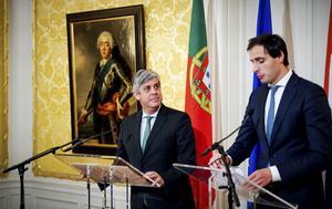 Minister van Financiën Wopke Hoekstra (r.) en de voorzitter van de eurogroep, de Portugees Mario Centeno (l.). beeld ANP, Robin van Lonkhuijsen