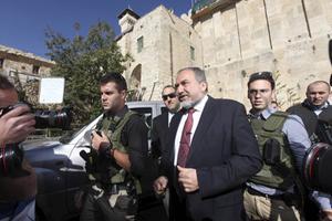 De Israëlische minister van Defensie Lieberman (m) maakte woensdag zijn aftreden bekend. beeld EPA, Abed al-Haslamoun
