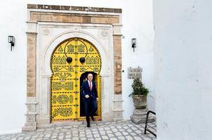 Minister Blok maakt een wandeling door de medina van Tunis. beeld ANP