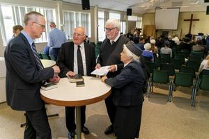 Ds. J. R. Rutt (tweede van l.), voorganger bij de Strict Baptists in het Engelse Lamberhurst, sprak donderdagavond in Alblasserdam met leden van de stichting Vrienden van The Gospel Standard. Nadien ging ds. Rutt voor in een kerkdienst, waarin hij stilstond bij Markus 1:24. beeld Cees van der Wal
