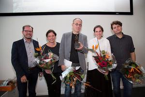 Johan Lock (m) kreeg zaterdag in Gouda de CLO Literatuurprijs 2018 uitgereikt uit handen van CLO-voorzitter Frank Dijkstra. Voor de overige genomineerden voor de prijs waren er bloemen. V.l.n.r. Liesbeth Labeur, Els Florijn en Maarten van der Graaff. beeld Fotoburo Martin Droog