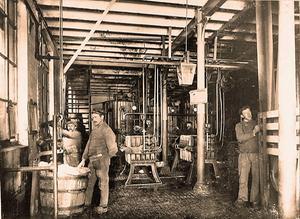 Arbeiders aan het werk in de Delftse gist- en spiritusfabriek die Jacques van Marken stichtte. beeld De Ingenieur, 1889