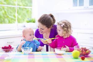 Het klassieke huwelijksformulier wijst erop dat de kostwinnerstaak bij de man ligt en van de vrouw wordt gevraagd op haar huishouden goede acht te slaan. beeld iStock
