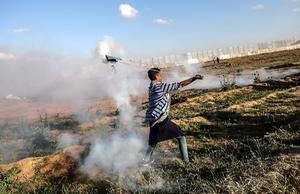 Een Palestijnse jongen bij de grens tussen Gaza en Israël. beeld EPA