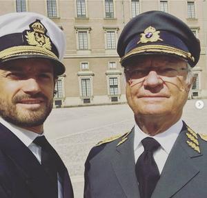Carl Philip op een selfie met zijn vader, koning Carl Gustaf. beeld Instagram