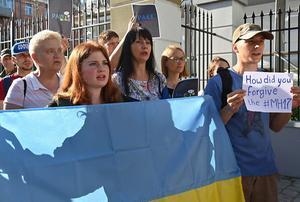 Demonstranten tegen de terugkeer van Rusland in de Raad van Europa voor de Oostenrijkse ambassade in Kiev, dinsdag. beeld AFP, Sergei Supinksy