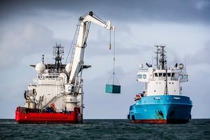 Verloren containers worden geborgen in het Waddengebied. beeld ANP