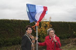 Weduwe Doreen Scarff en burgemeester Loes van Ruijven onthulden zaterdag in Herwijnen een straatnaambord. Op deze plaats kwam tijdens de Tweede Wereldoorlog de Engelse piloot Basil Scarff neer. beeld André Bijl