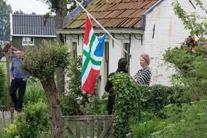 De Groningse vlag hangt halfstok in Westerwijtwerd, waar het epicentrum lag van een aardbeving. beeld ANP