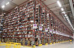 Een distributiecentrum van Amazon. beeld EPA