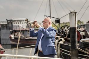 Capellenaar Wilhelm Groenendijk viert zijn 25 jarig jubileum als trompettist. beeld RD, Henk Visscher