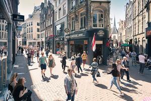 "Velen zongen mee met een populair liedje: „15 miljoen mensen (...) die schrijf je niet de wetten voor, die laten je in hun waarde.”" beeld Sjaak Verboom