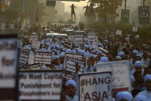 Felle protesten in Pakistan tegen de vrijlating van Asia Bibi, die jarenlang wegens vermeende blasfemie in een Pakistaanse dodencel zat. beeld AFP, Asif Hassan