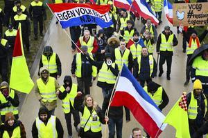 In hoeverre werkt het CDA nog aan een land dat we willen doorgeven? Als het aan ons ligt is dat niet een land waarin gele en groene hesjes mijlenver uit elkaar staan en alleen nog spreken via uithalen in protestleuzen, persberichten of parlementaire debatten.  beeld ANP, Piroschka van de Wouw