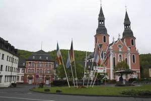 Prüm maakt aanspraak op een plaatsje in de wereldgeschiedenis vanwege de –zo goed en zo kwaad als het ging herstelde, maar nog altijd stoffige en beschadigde– abdijkerk. beeld Wikimedia