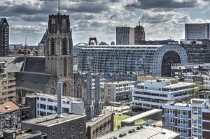 In onze maatschappij is God afgeschaft en ervaren christenen geloven als een optie. Foto: Rotterdam, met op de voorgrond de Laurenskerk. beeld iStock