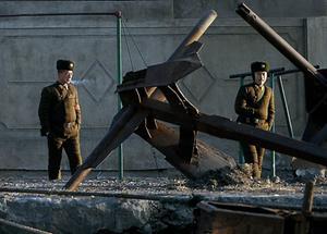 Noord-Koreaanse soldaten op wacht bij de Yalurivier, die Noord-Korea van China scheidt. beeld AFP, Mark Ralston