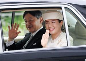 De kersverse keizer van Japan, Naruhito en zijn vrouw Masako zwaaien naar het publiek nadat de keizer zijn vader Akihito woensdag officieel had opgevolgd. beeld EPA, Jiji Press