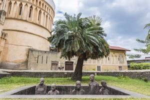 „Slavernij bestaat tegenwoordig in vele vormen. De verwoestende impact ervan op miljoenen mensen is niet geringer dan in het verleden.” Foto: monument in Stone Town in Zanzibar ter herdenking van de slachtoffers van slavernij. beeld iStock