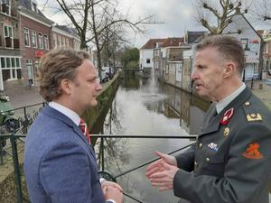 SGP-burgemeester van Oudewater Pieter Verhoeve (l.) en brigadegeneraal Hans Damen ruilden een dag van baan. beeld Riekelt Pasterkamp