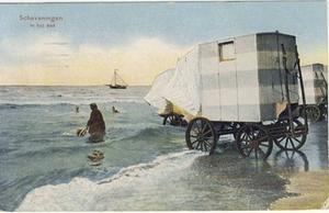 Vrouwelijke baders weten zich verzekerd van de hulp van een badvrouw (prentbriefkaart, uitgave Weenen & Snel, Den Haag, 1913). beeld collectie Danny Verbaan