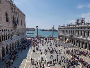 In toeristische trekpleisters als het Italiaanse Venetië is de ergernis die sommige toeris-ten door hun gedrag oproepen, overgekookt en leidt ze tot protesten van de plaatselijke bevolking. Foto: San Marcoplein. beeld iStock