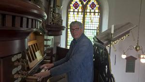 Hans Beek, bestuurslid van Stichting Groningen Orgelland, achter de klavieren van het Schnitger/Freytagorgel van Zuidhorn. beeld Hans Beek