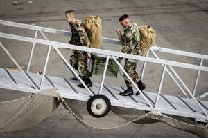 Militairen stappen aan boord voor vertrek naar de NAVO-oefening Trident Juncture in Noorwegen. beeld ANP, Robin van Lonkhuijsen