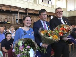 M. Riedijk uit Zierikzee werd vrijdagmorgen benoemd tot lid in de Orde van Oranje-Nassau. Haar man, A. S. Flikweert, werd ridder, evenals ds. P. de Graaf. beeld RD