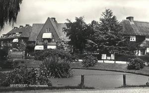 Afbeelding Koninginnelaan 17 (het huis met het puntdak) in Oegstgeest. beeld wimhoogerdijk.info