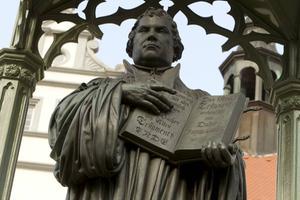 standbeeld van Luther in Wittenberg. beeld RD, Henk Visscher