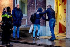 Leerlingen worden ontvangen door een teamleider bij het Design College, een dag nadat er een 16-jarige meisje werd doodgeschoten. beeld ANP