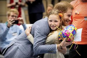De Nederlandse Daimy Gommers (7) kreeg de kans om de kersverse vader prins Harry een kraamcadeautje te overhandigen voor zijn zoon Archie. beeld ANP