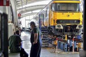 Bij het onderhoud aan oude treinen in werkplaatsen van NS is het kankerverwekkende chroom-6 vrijkomen. De roestwerende verf is op veel treinen gebruikt. Honderden medewerkers van een werkplaats in Tilburg krijgen een schadevergoeding van de gemeente en de NS. beeld ANP/Novum, Rein van Zanen