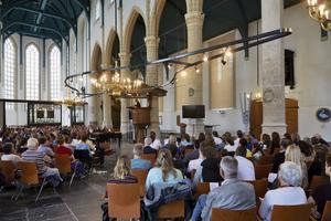 In de Grote Kerk in Weesp werd maandag het jaarlijkse Pinksterappel gehouden. Er waren ruim driehonderd bezoekers. beeld Jaco Klamer