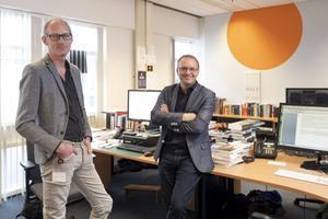Jan Auke Brink (l.) en Lodewijk Born, beiden redacteur Geloven bij het Friesch Dagblad. beeld Sjaak Verboom