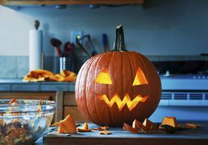 Op tal van plekken, zoals in winkelstraten, zijn spullen te zien die met Halloween te maken hebben. Zoals de pompoen met daarin een lichtje. beeld iStock