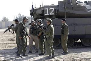 Israëlische militairen aan de grens met de Gazastrook. Iran zou achter de recente confrontatie met Hamas zitten. beeld AFP, Menahem Kahana