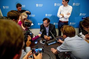 Persconferentie van Saif-ul-Malook, de advocaat van Asia Bibi, maandagmiddag in Den Haag. beeld ANP, Robin Utrecht