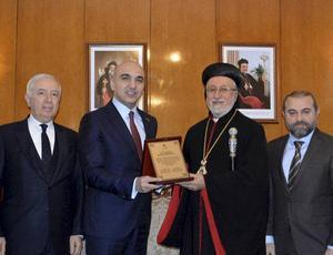 De burgemeester van Bakirkoy, een deelgemeente in Istanbul (tweede van l.) ontmoette dinsdag metropoliet Cetin (tweede van r.). beeld hurriyetdailynews.com
