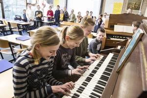 Zeshandig pianospel. beeld RD, Anton Dommerholt