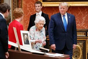 De 93-jarige koningin Elizabeth geeft de Amerikaanse president Trump een rondleiding door Buckingham Palace. beeld AFP