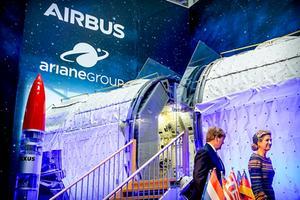 Het koningspaar brengt een bezoek aan Airbus. beeld ANP