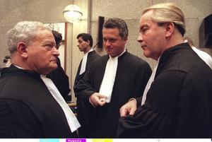 Mr. Max Moszkowicz (l.) in 1996 tijdens het proces tegen drugsbaron Johan Verhoek. beeld ANP
