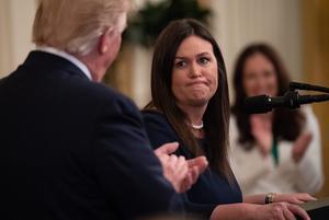 Trumps persvoorlichter Sanders vertrekt. beeld AFP