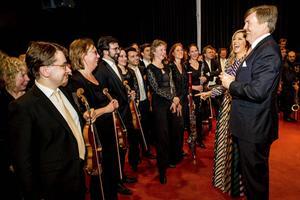 Koning Willem-Alexander en koningin Máxima ontmoeten musici na afloop van het Koningsdagconcert in Groningen in 2018. beeld ANP, Patrick van Katwijk